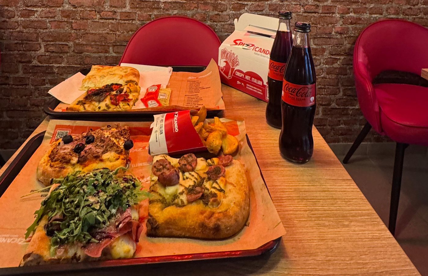 Spizza al Taglio, Pommes und Getränk: ein komplettes Menü