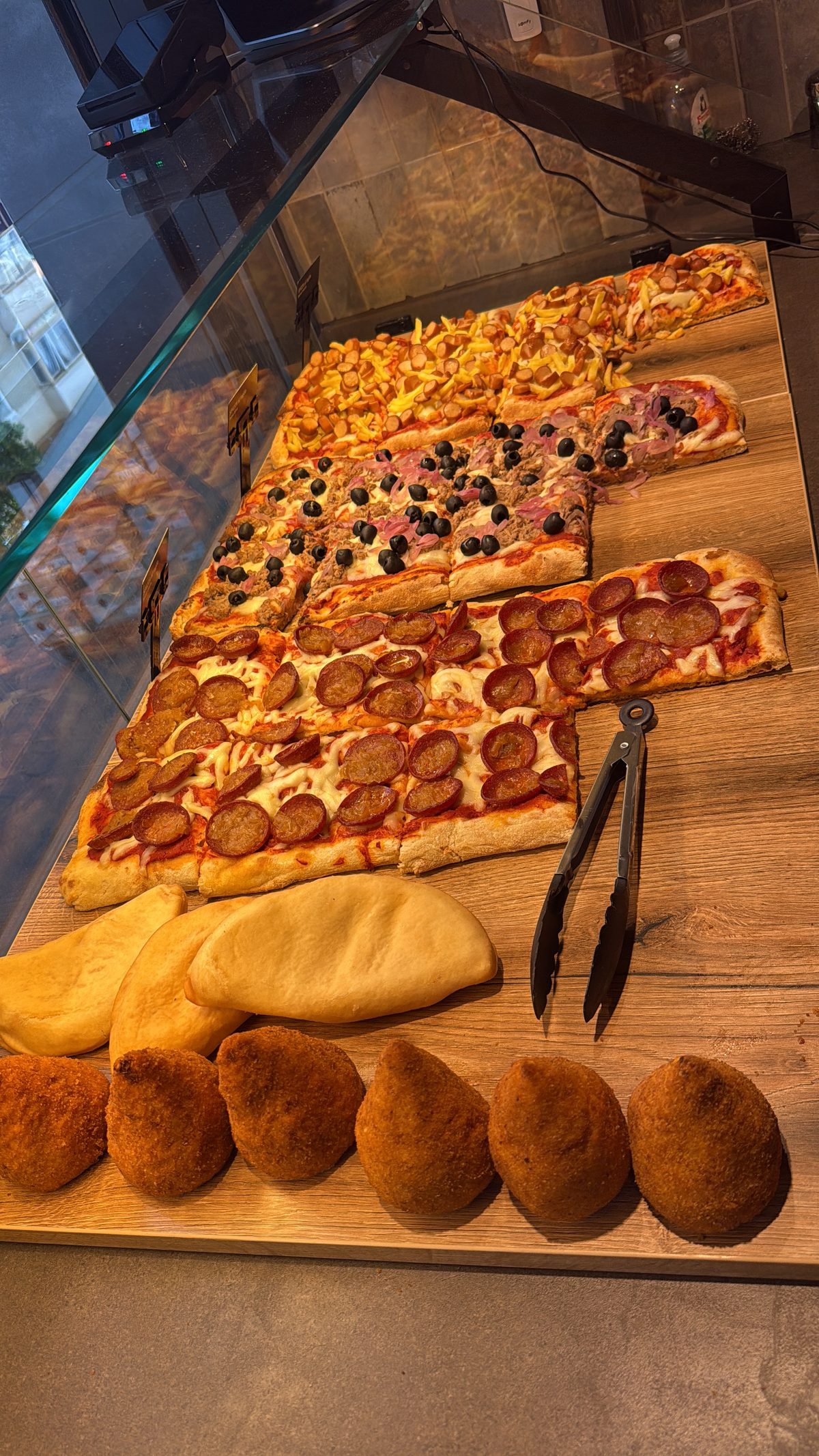Spizza al Taglio frisch in der Theke
